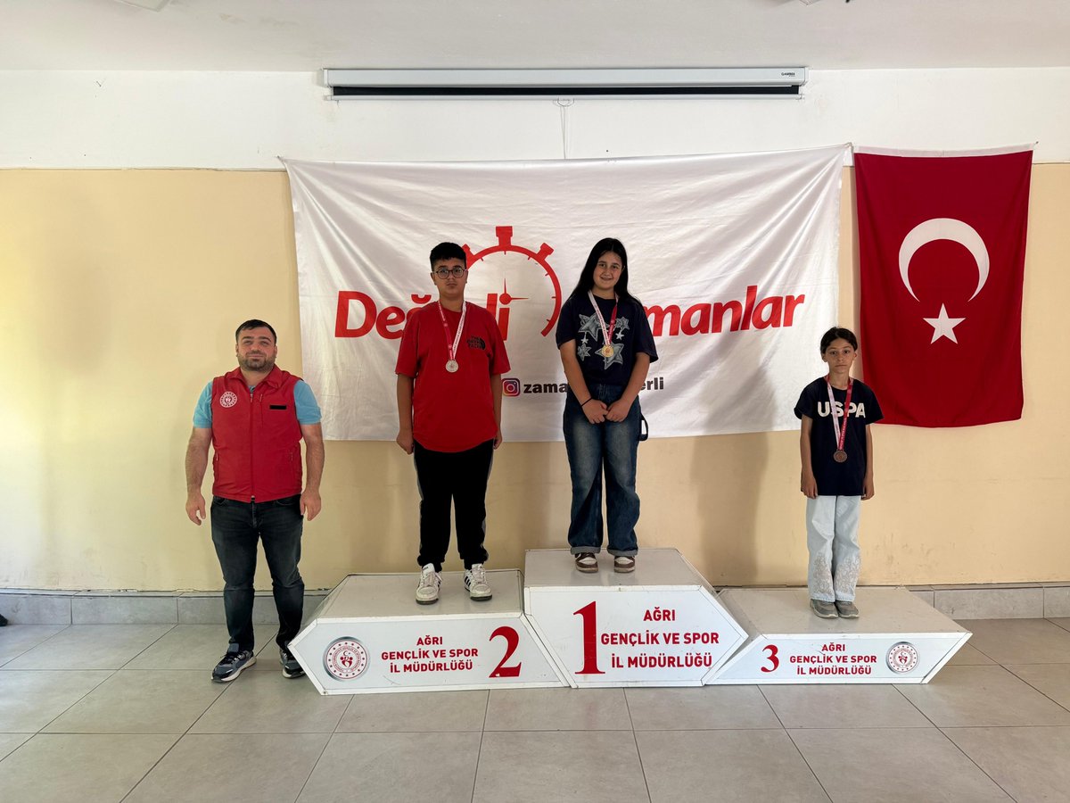 HamurGm's tweet photo. 📌15 Temmuz Demokrasi ve Milli Birlik Günü münasebetiyle satranç turnuvası düzenlendi.♟️🎉
Dereceye giren sporcularımıza madalyaları takdim edildi.🥇🥈🥉 https://t.co/tf5zLav1F7