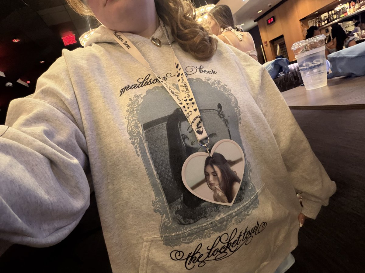 L0VERSGlRL's tweet photo. merch secured #NYCLocketTour https://t.co/A9W5R9Jsts