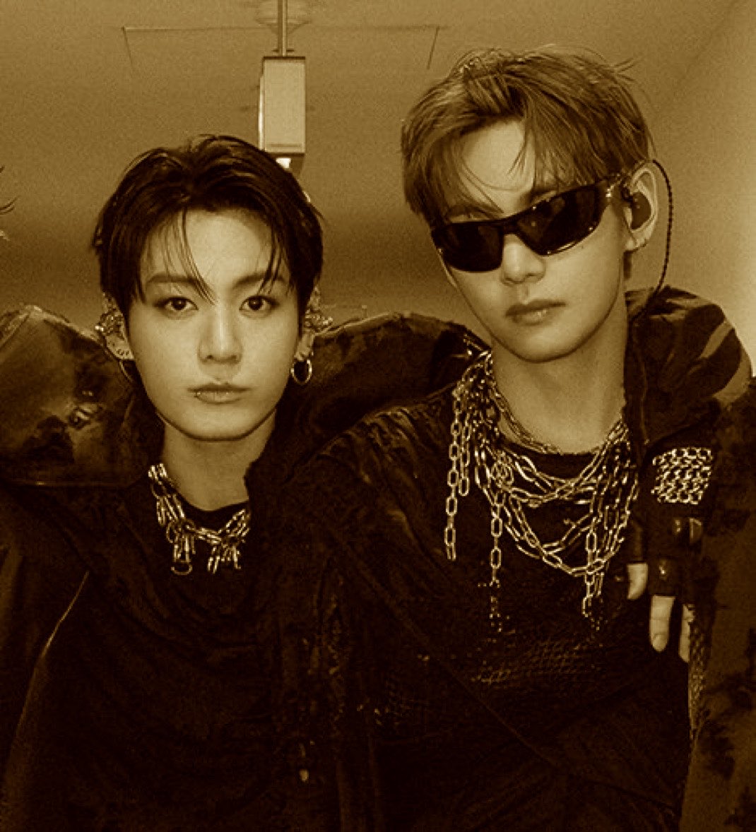 Borahae_tk_'s tweet photo. I have always been fascinated by the way Taehyung and Jungkook have allowed their very existence to speak for itself. They have never felt the need to answer every judgment or deny every story others have tried to write in their name. Instead, they chose the most difficult and, at the same time, the noblest path: to remain true to who they are. Truth possesses a virtue that no lie could ever imitate: it knows how to wait. It does not need to force its way forward, rush its arrival, or compete with the noise. It moves with the quiet confidence of something that already knows where it belongs, until one day, almost without announcement, it illuminates what had been there all along.
That is why I am never troubled by the voices determined to define them through fiction. Narratives built on the desire to distort reality are always fleeting. They may capture attention for a moment, but they inevitably dissolve when time confronts them with what is real. What is born from sincerity, on the other hand, remains untouched, because it does not depend on acceptance or approval to exist.
And perhaps that is one of the most beautiful lessons Taehyung and Jungkook have shared through their own journey: truth never feels the urgency to prove itself. It simply endures. And when its moment arrives, time reveals, with an elegance that cannot be denied, the beauty of everything that has always been real.