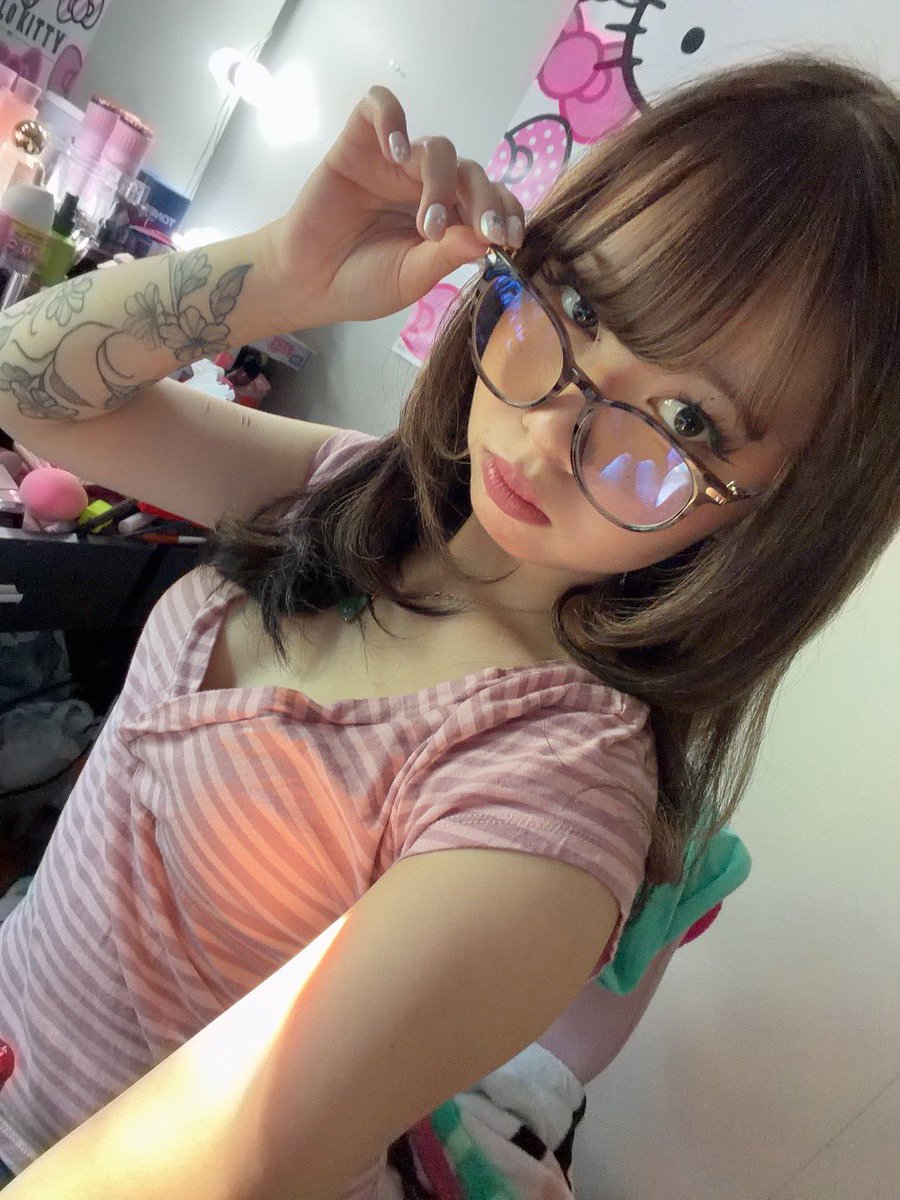pvckat's tweet photo. i finally found my glasses. #notblind https://t.co/5fGcrUkDMl