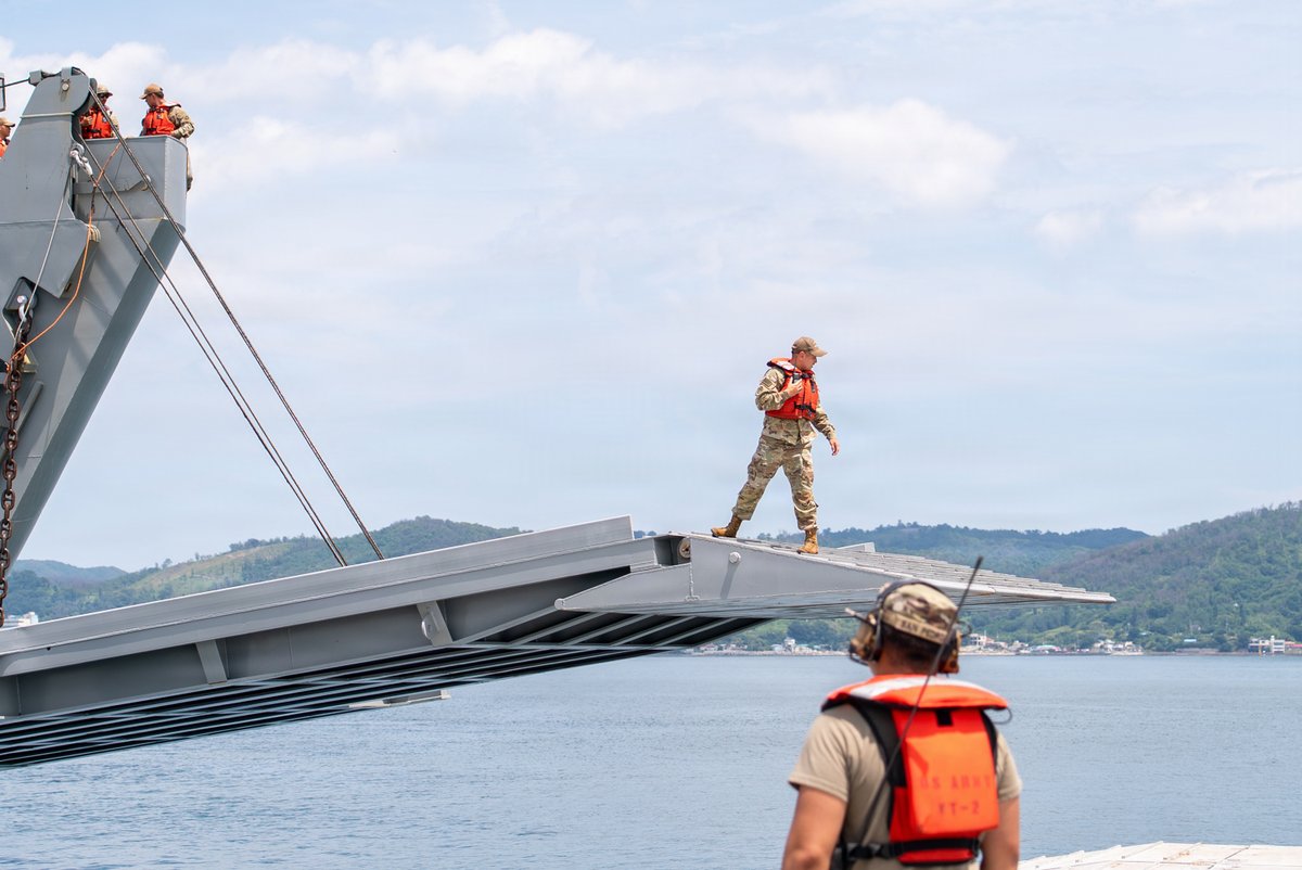 Sea to shore 🌊

U.S. Soldiers conduct Combined Joint Logistics Over-the-Shore (CJLOTS) operations in Pohang, South Korea, practicing rapid equipment offloads to sustain joint force readiness across the Pacific region.

📍 South Korea
📸 Sgt. Alexcia Rupert

#PACOM #USArmy https://t.co/UP6QKZCvIV