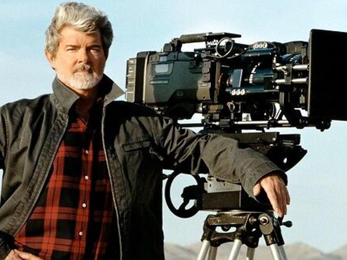 StarWarsRenmei's tweet photo. ジョージ・ルーカスは、現在の映画制作がファンの反応を気にしすぎていると批判

「観客は自分が何を見たいのか分かっていない。映画は、物語と情熱を持つ映画作家に作らせるべきだ」と語った

ファンの反応は参考にしても、ファンに映画を作らせてはいけないという立場 https://t.co/353k2iiQIo