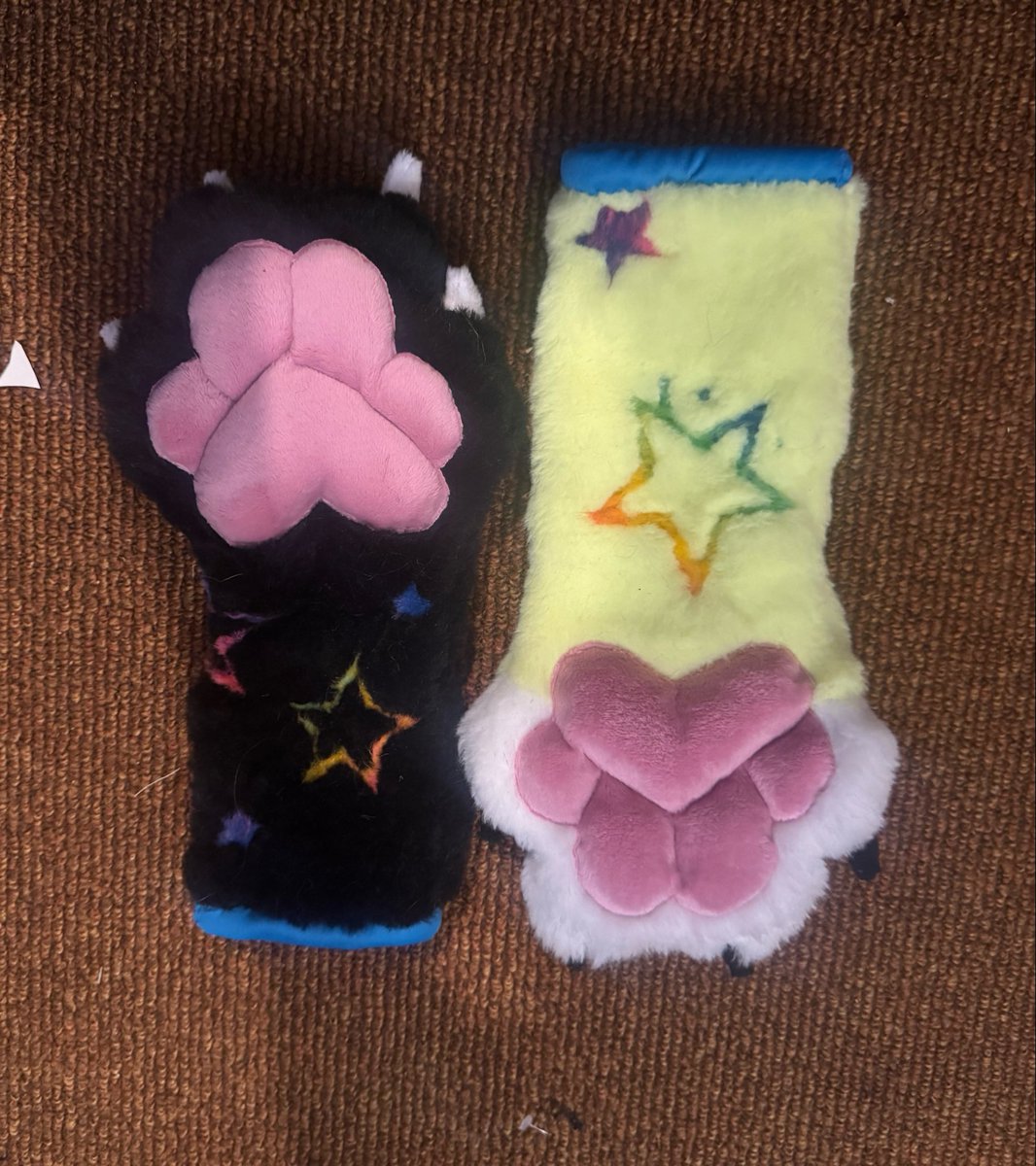 wolfcanwolfwill's tweet photo. can we also have a moment for these mitts i made😩 
(pattern made by sonstafurs on etsy) https://t.co/XBJ9rbRGmh