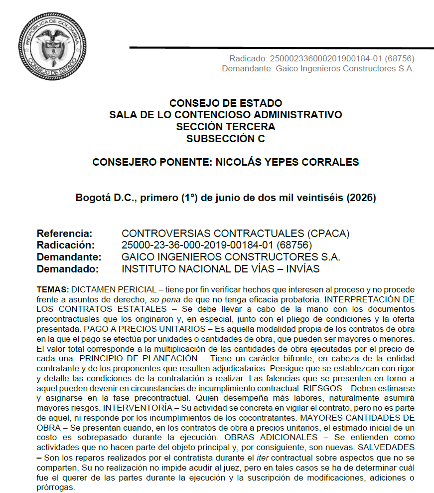 comprapublica_'s tweet photo. 😲¡Los contratistas no aprenden! No es "ganarse" el contrato y después reclamar buscando fallas en la planeación a cargo de la entidad

Ni siquiera la aprobación de la interventoría libra al contratista. En reciente sentencia, el Consejo de Estado lo explica 

¿De qué se trató?👇

En reciente caso, el alto tribunal reitera el carácter bifronte del principio de planeación y explica que, en tratándose de contratos de obra pública a precios unitarios en el que, además, se asigna al contratista la responsabilidad de elaborar o ajustar los estudios y diseños de las obras a ejecutar, resulta coherente que se le asignen al contratista mayores riesgos, como los propios de las soluciones técnicas que el contratista define.

Así, el principio de planeación adquiere diferente matices en la medida en que cuando un contratista de obra asume las obligaciones de estudiar, diseñar y proponer las soluciones constructivas, la carga de planeación estatal se "aligera", en la medida en que es el experto consultor-constructor, quien asume los riesgos inherentes a los estudios, la estabilidad y calidad del diseño y, por supuesto, los propios de la construcción.

Lo anterior, impone significativas cargas de debida diligencia en los contratistas cuando actúan como proponentes, de tal suerte que, su participación pasiva sin reparos en la configuración del proyecto de negocio, lo termina haciendo responsable de los riesgos y obligaciones que asume y que eran evidentes durante la etapa precontractual.

Si bien la asignación de riesgos no puede ser caprichosa ni tampoco puede asignársele todo al contratista, el alto tribunal encontró que dicha asignación de riesgos resultaba coherente con el tipo de contrato que se terminó suscribiendo.

Finalmente, el hecho de que la interventoría hubiera avalado los estudios y diseños elaborados por el contratista, no lo exime de una eventual responsabilidad cuando la solución constructiva fracase.

En definitiva, no es "ganarse" el contrato y después "vemos qué pasa"

Descarga aquí👇
https://t.co/kscG8ob6Bo