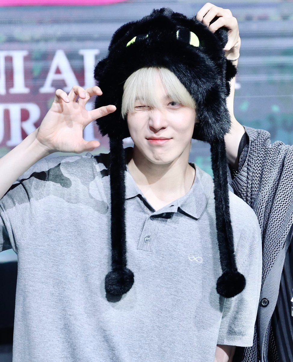 butthurtsss's tweet photo. let’s never kill ourselves and live, he’s so FREAKING CUTE SEDATE ME https://t.co/HMHHHYpGf1