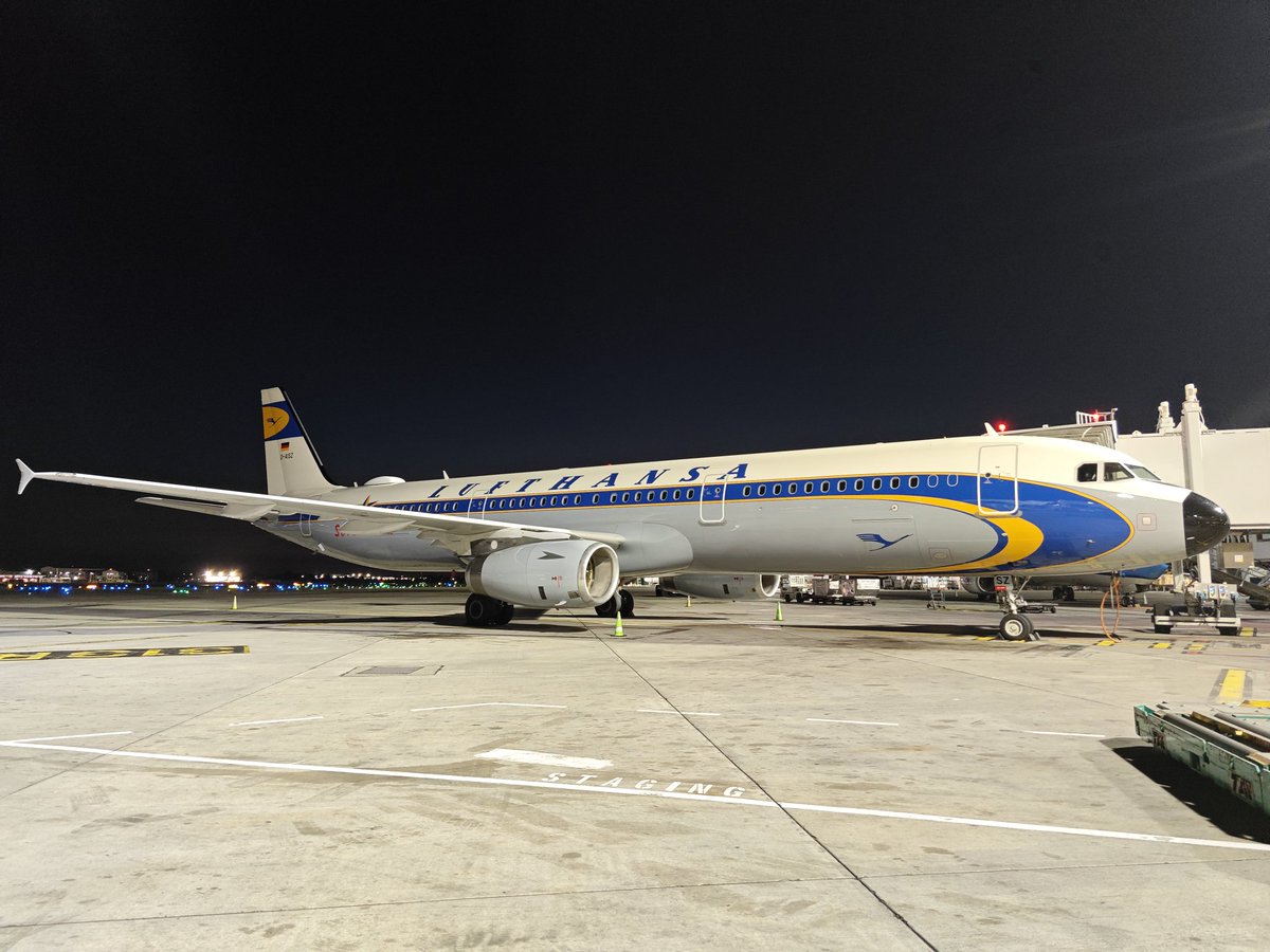 DavepalDp's tweet photo. @Shauns_Aviation retro Lufthansa overnighting in Dublin https://t.co/ShY2ffDGyX