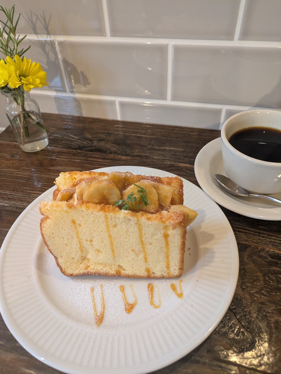 kotoeeee's tweet photo. よし、美味しかった食べ物の写真でも流しちゃおう！TLに穏やかな空気が戻りますようにと念を込めて。
こちらはキャラメリゼしたバナナと生クリームがサンドされたシフォンケーキサンドです😊 https://t.co/pdWSjQRLep
