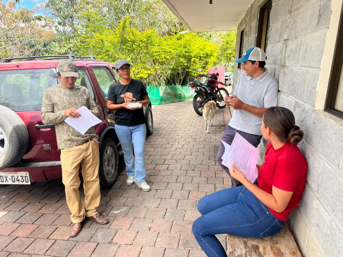Agricultura_CZ6's tweet photo. #Azuay | 🐝 Capacitamos a productores apícolas del cantón #SantaIsabel en el manejo tecnificado de colmenas, fortaleciendo sus conocimientos para mejorar la productividad, sanidad y desarrollo de los apiarios. 🌱🍯 https://t.co/DNIbAfwOLV