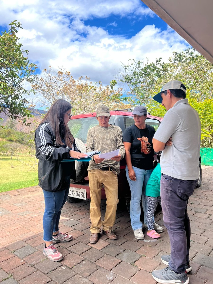 Agricultura_CZ6's tweet photo. #Azuay | 🐝 Capacitamos a productores apícolas del cantón #SantaIsabel en el manejo tecnificado de colmenas, fortaleciendo sus conocimientos para mejorar la productividad, sanidad y desarrollo de los apiarios. 🌱🍯 https://t.co/DNIbAfwOLV