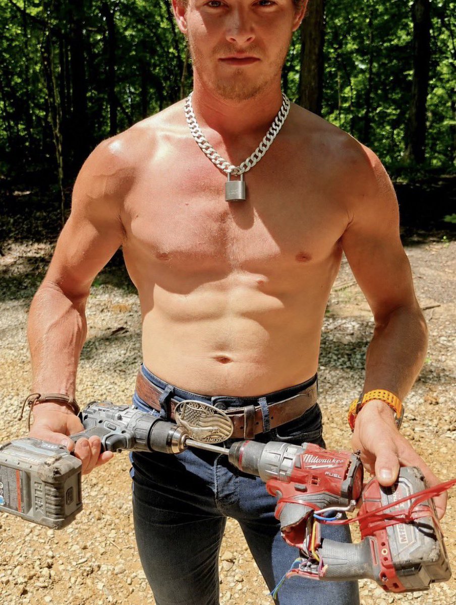 BurgerBoss00's tweet photo. #country #buecollar #construction #chain #fit #belt #hat https://t.co/VhXGKM9U7f