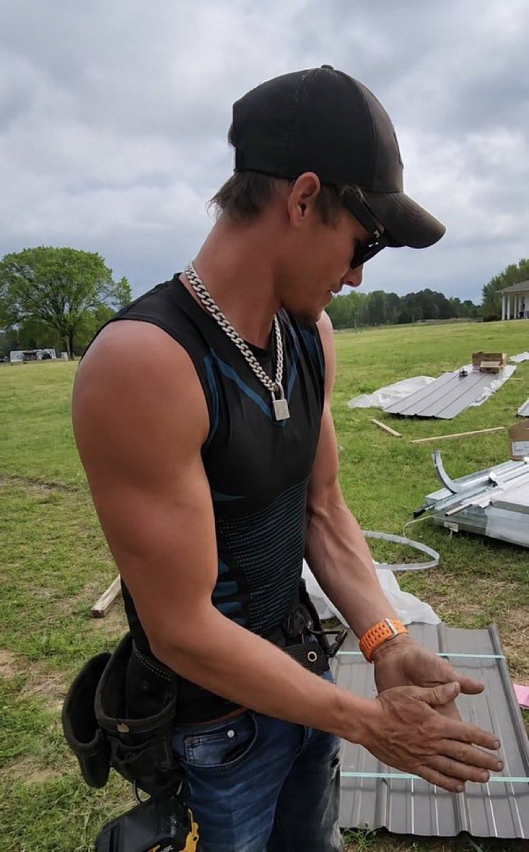 BurgerBoss00's tweet photo. #country #buecollar #construction #chain #fit #belt #hat https://t.co/VhXGKM9U7f