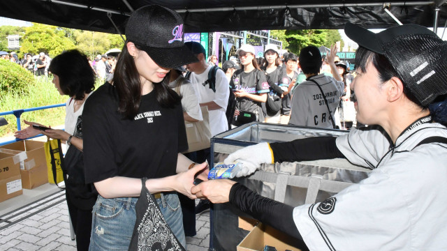 livedoornews's tweet photo. 【🍨】千葉ロッテ、7月から8月の3試合で『クーリッシュ』配布を実施
https://t.co/YrBRc7Kbvb

対象3試合では、球場外周正面特設ブースエリアにて「クーリッシュ バニラ＜夏季限定＞」を各日先着1万個配布。当日観戦チケット1枚につき「クーリッシュ」1個を渡すという。 https://t.co/b0OruaZXHi