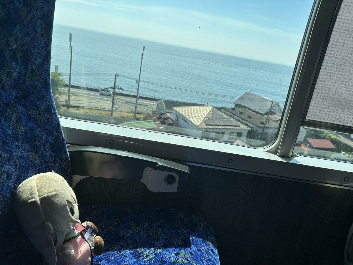 ks04sub's tweet photo. 車窓から相模湾〜 https://t.co/fRgkq0KILl