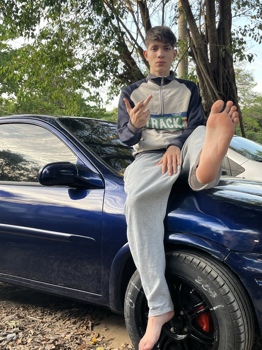 AlphaLuwi's tweet photo. My feet got you losing control 😵‍💫👣 
You don’t resist… you submit 🙇🏻

#Findom #ATM #cashslave #feet https://t.co/qkyHiDajA0