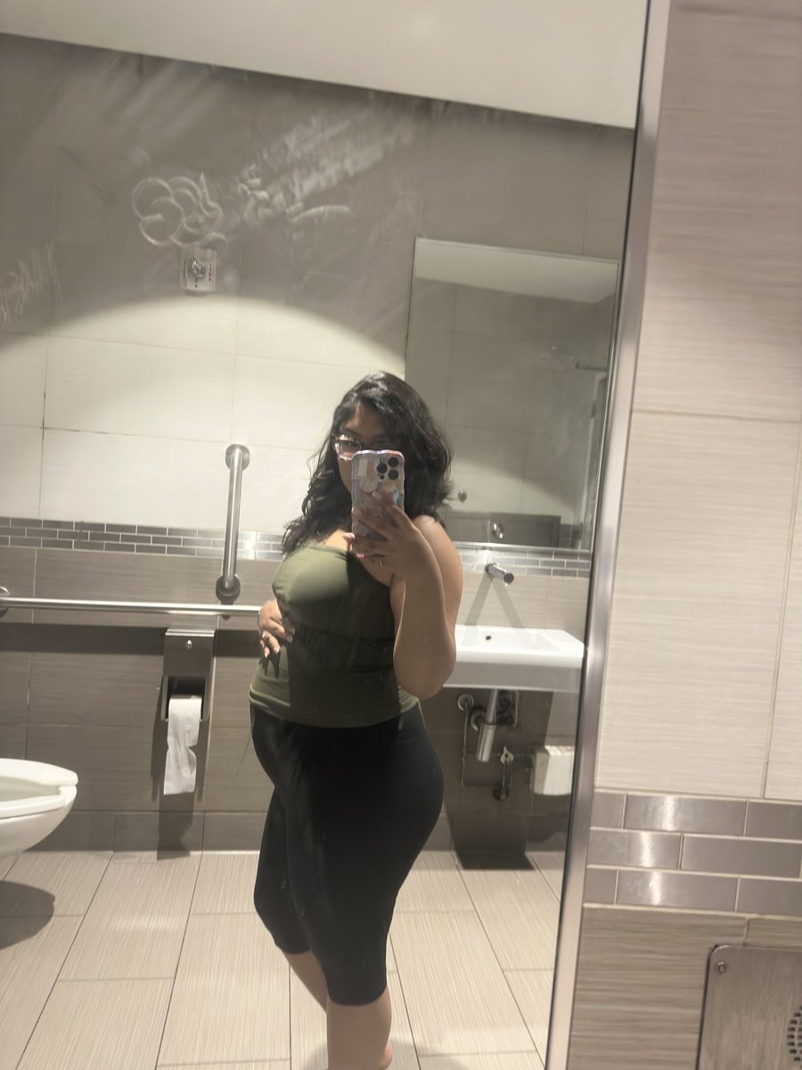 Ivy18794848's tweet photo. always knew i’d look cute pregnant 💁🏻‍♀️💁🏻‍♀️ https://t.co/E0jggfKdzA