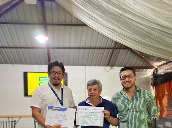 TurismoEc's tweet photo. Además conocieron sobre el manejo adecuado de desechos y la optimización del consumo de energía.

Hoy celebramos la certificación de estos emprendedores, que asumen el compromiso de reducir su huella de carbono y fortalecer el ecoturismo y la economía verde en sus territorios. https://t.co/rPbdNkvKPc