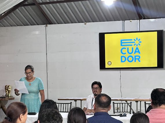 TurismoEc's tweet photo. Además conocieron sobre el manejo adecuado de desechos y la optimización del consumo de energía.

Hoy celebramos la certificación de estos emprendedores, que asumen el compromiso de reducir su huella de carbono y fortalecer el ecoturismo y la economía verde en sus territorios. https://t.co/rPbdNkvKPc