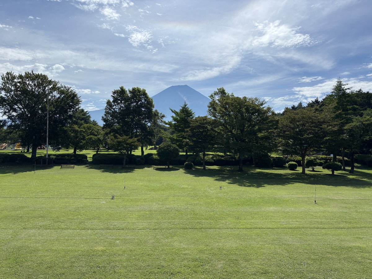 info59349951's tweet photo. おはようございます。幾日かの曇り空を経て今日は快晴、暑くなりそうてすね。どなた様もご自愛の程を。
#企業公式が毎朝地元の天気を言い合う #今日の富士山 #朝霧高原もちや #もちや #朝霧高原 https://t.co/bxtHcIpAc2