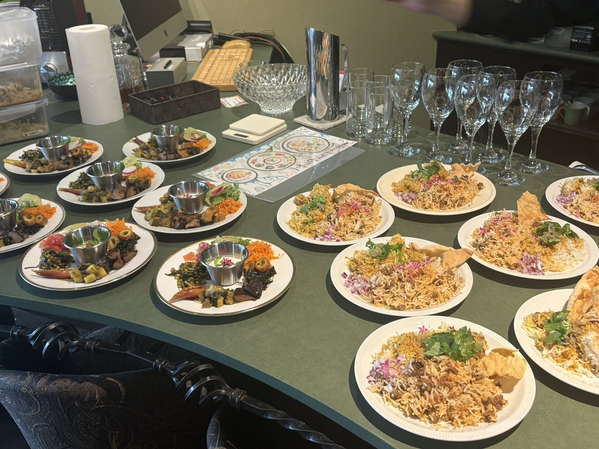masoras_kitchen's tweet photo. 【 ビリヤニ交流会 in 東京赤坂 ～食べて話してみんなで島根を語ろう～】 島根の大学生さん主催の交流会にて、ビリヤニをご用意させていただきました！和やかで笑顔溢れる素敵な会でした～✨️
私にとってもまさに「縁結ビリヤニ」の念願叶ったような1日で感謝いっぱいです😊🙏
ありがとうございます https://t.co/qSz2aHhQvn