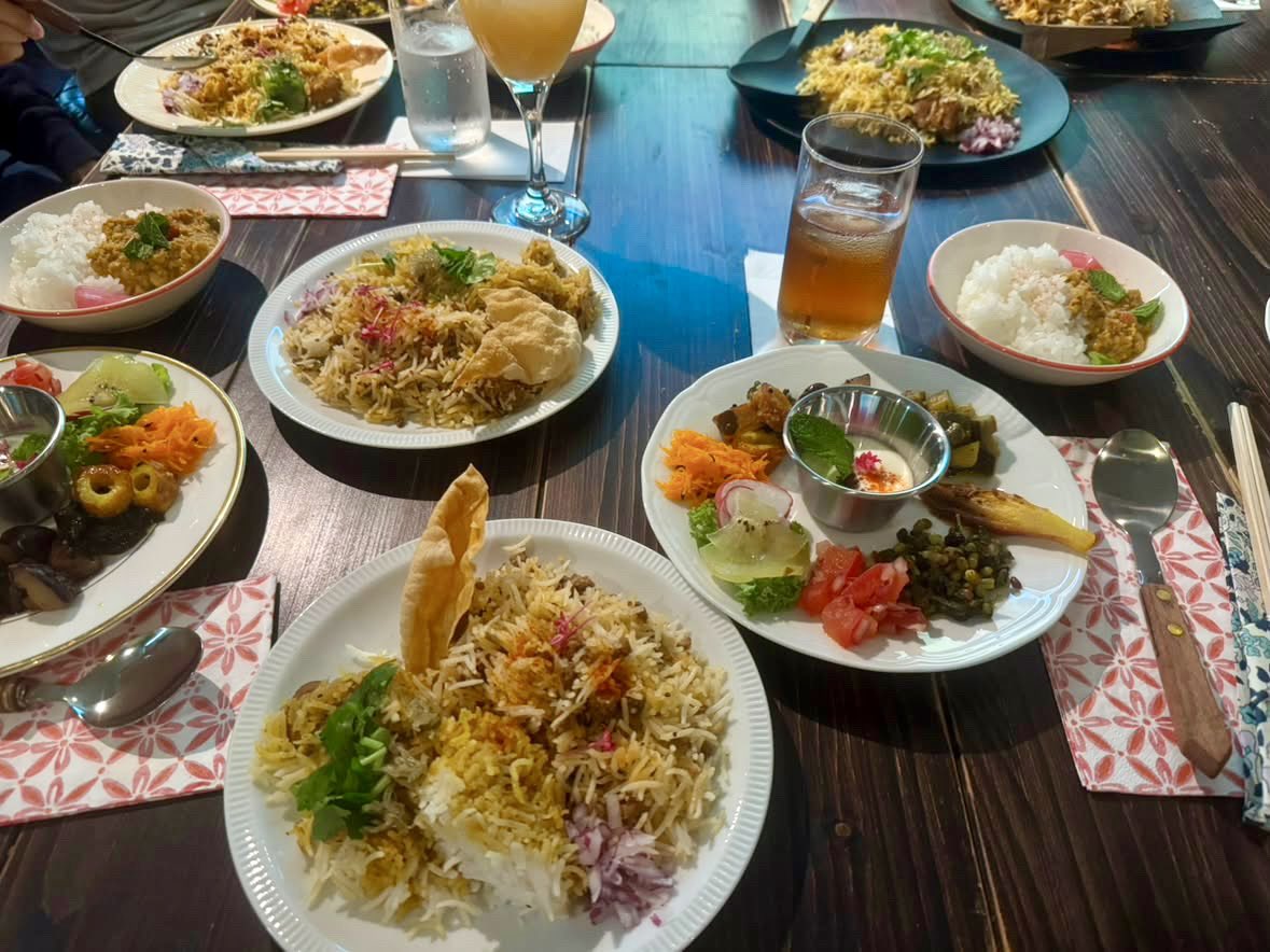 masoras_kitchen's tweet photo. 【 ビリヤニ交流会 in 東京赤坂 ～食べて話してみんなで島根を語ろう～】 島根の大学生さん主催の交流会にて、ビリヤニをご用意させていただきました！和やかで笑顔溢れる素敵な会でした～✨️
私にとってもまさに「縁結ビリヤニ」の念願叶ったような1日で感謝いっぱいです😊🙏
ありがとうございます https://t.co/qSz2aHhQvn