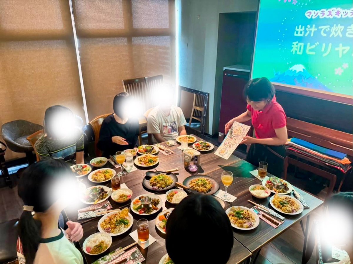 masoras_kitchen's tweet photo. 【 ビリヤニ交流会 in 東京赤坂 ～食べて話してみんなで島根を語ろう～】 島根の大学生さん主催の交流会にて、ビリヤニをご用意させていただきました！和やかで笑顔溢れる素敵な会でした～✨️
私にとってもまさに「縁結ビリヤニ」の念願叶ったような1日で感謝いっぱいです😊🙏
ありがとうございます https://t.co/qSz2aHhQvn