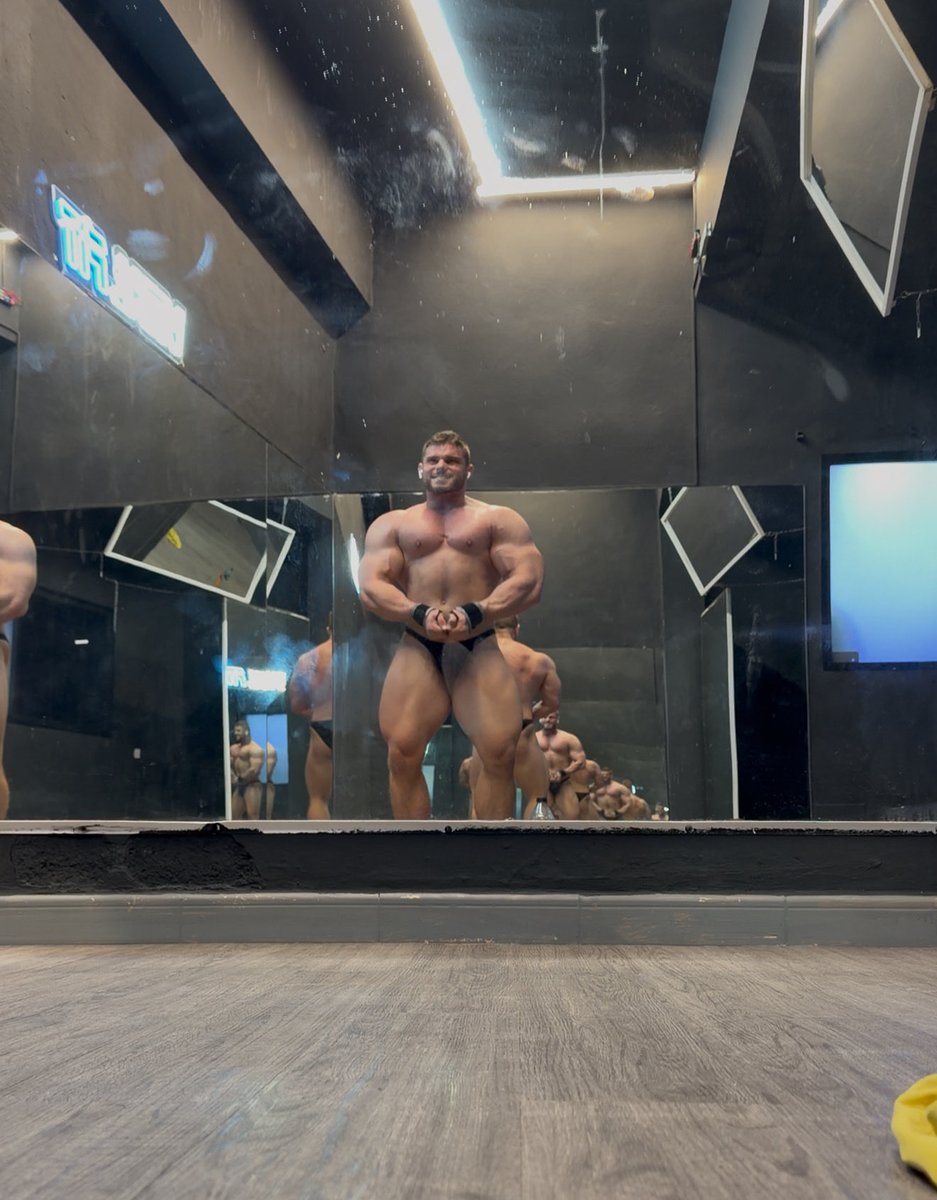 Muscletwin44's tweet photo. Some full body posing 💪🏻 wanna see the whole video?

#bodybuilding
#muscleworship 
#muscle

muscleworship 

@scottbbfan 
@MuscleLycra 
@bodybuildermus1 
@DreamerInthe 
@peclov https://t.co/gLeEpW2Zm3