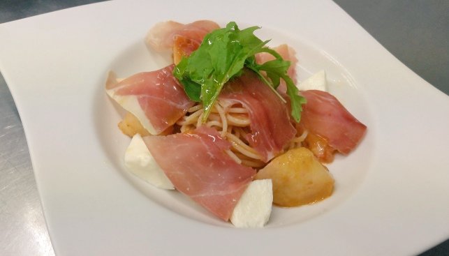INDACO_2008's tweet photo. 桃とモッツアレラと生ハムの冷製パスタ。フルーツトマトソースに酸味と塩味をしっかりと。 https://t.co/axsIUHaj7B