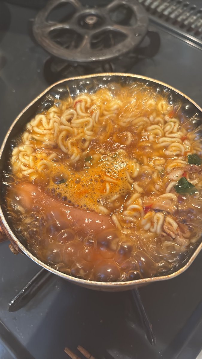 kitou0901's tweet photo. 寝起きからの腹痛で朝からお腹ピーピーなんだけど…

久しぶりに娘っ子の登校拒否で朝からイライラ…学校までついて行って引き渡しはギャン泣き😭
前みたいに毎日ではなくなったからまだいいんだけどね….でもやっぱり学校まで送った時は強いストレスかかるよね…

お腹壊してるのに朝から辛ラーメン… https://t.co/H6ZgeAFnDS