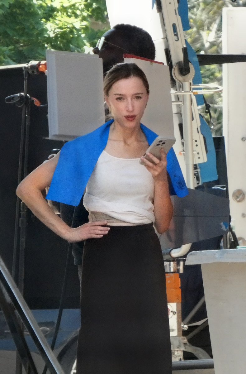 emilyhenryverse's tweet photo. New look at Patrick Schwarzenegger and Phoebe Dynevor filming “Beach Read” in front of Pete’s snow-filled Books + Coffee.

via @andrewbent and @/jessbeyondthepages on Instagram. https://t.co/LmadPgiJ4f