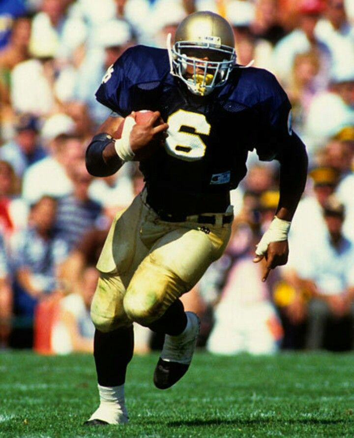 tdisu19's tweet photo. @GreenGridiron do you all know if it is still possible to find a facemask like this? I have this exact ND helmet, but I want to change the mask. Probably a long shot, but I thought you all might know a way. https://t.co/MzV4UGXiVg