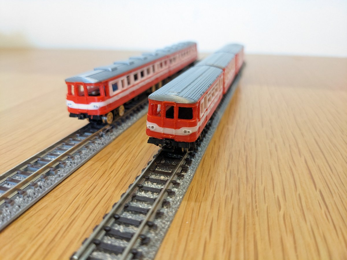 cocokoubou's tweet photo. 東京モノレールが高架鉄道だった世界線の車両を試作してみました。（足回りは仮です）
小形3両固定編成の100形と2両固定の500形電車。状況により増結して運用する設定です。
足回りはそれぞれカトー製Bトレ用と鉄コレ15メートル用を使用しています。
塗装不要のマルチカラー3Dプリント品となります。 https://t.co/WUu2VgySnk