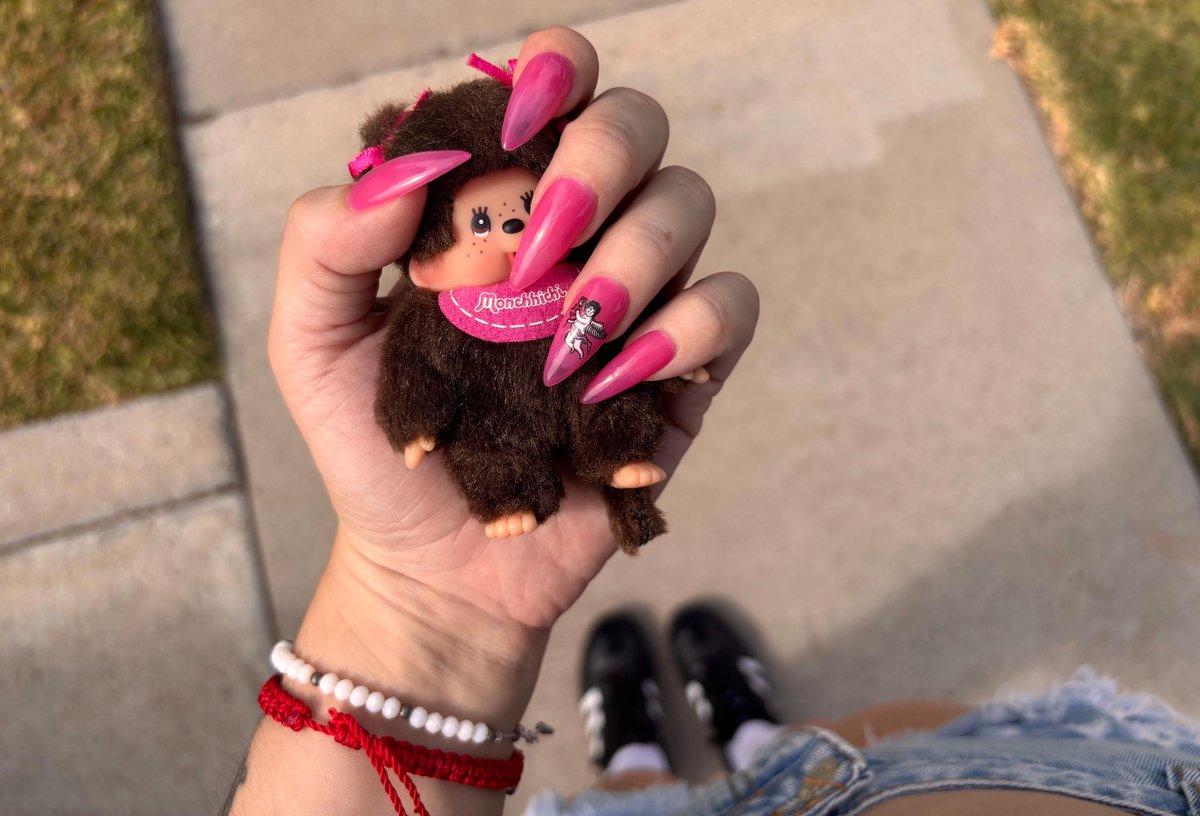 brenn_duh666's tweet photo. hab new nails 💖 https://t.co/7vaCHPC93c