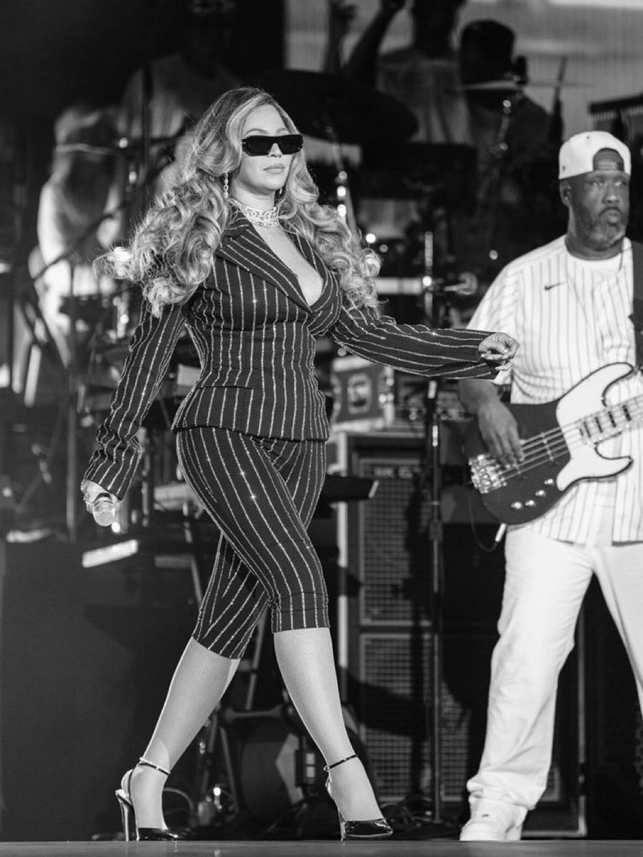 THEHIVEROOM's tweet photo. Beyoncé’s ‘MORNING DEW (DONK)’ debuts at #26 on the Billboard Hot 100. https://t.co/4n8ozeZsfA