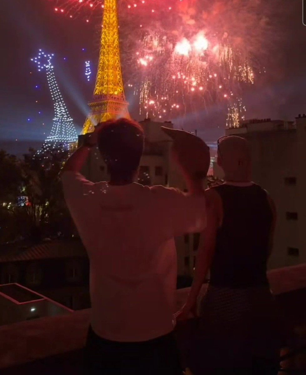 vhopebot's tweet photo. vhope watching the eiffel tower light show together <3 https://t.co/EizAS0zk48