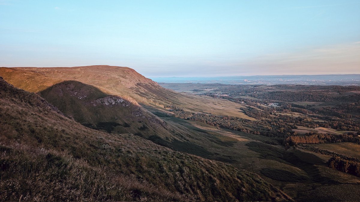 Tae_the_north's tweet photo. Last light on the Campsie Fells... https://t.co/pkstxQiWIM