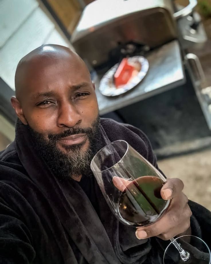 TomFan12824's tweet photo. @ppatriciamanix How about we go on a VIP wine 🍷🥂 date 🌹 this summer sweetie https://t.co/mNruuJ6sM1