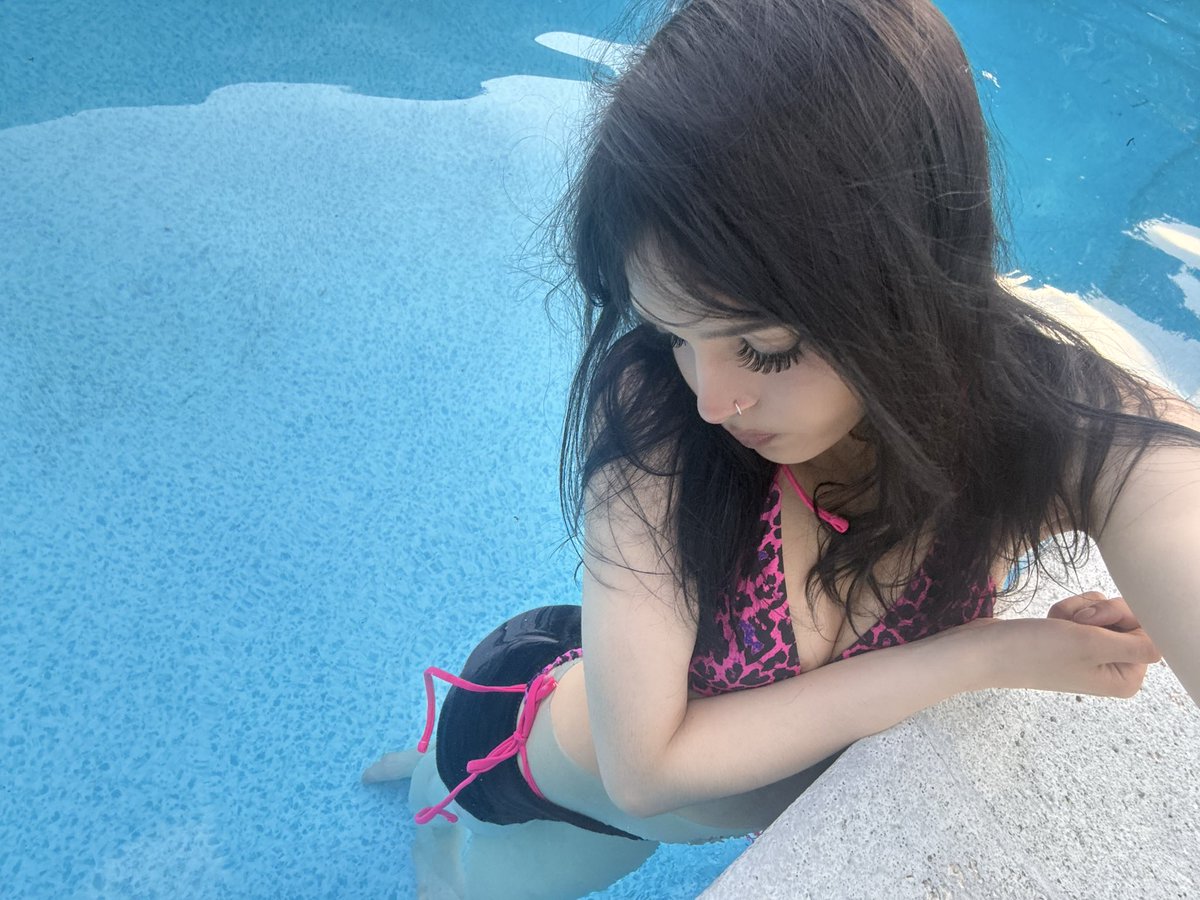 hihello2239's tweet photo. pool day https://t.co/bGjWrMg3Yu