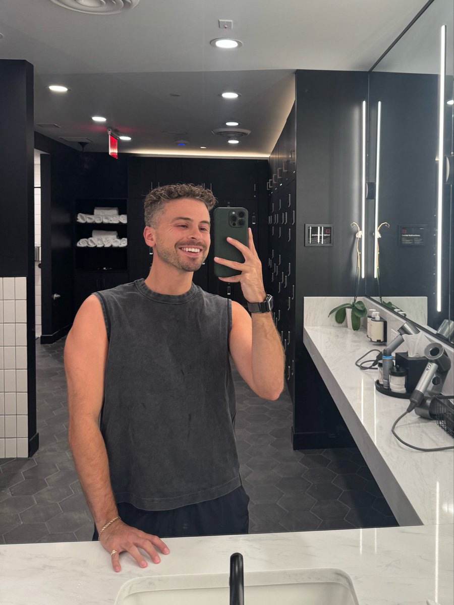 gregoryyjames's tweet photo. All smiles https://t.co/UXbvFGOARS