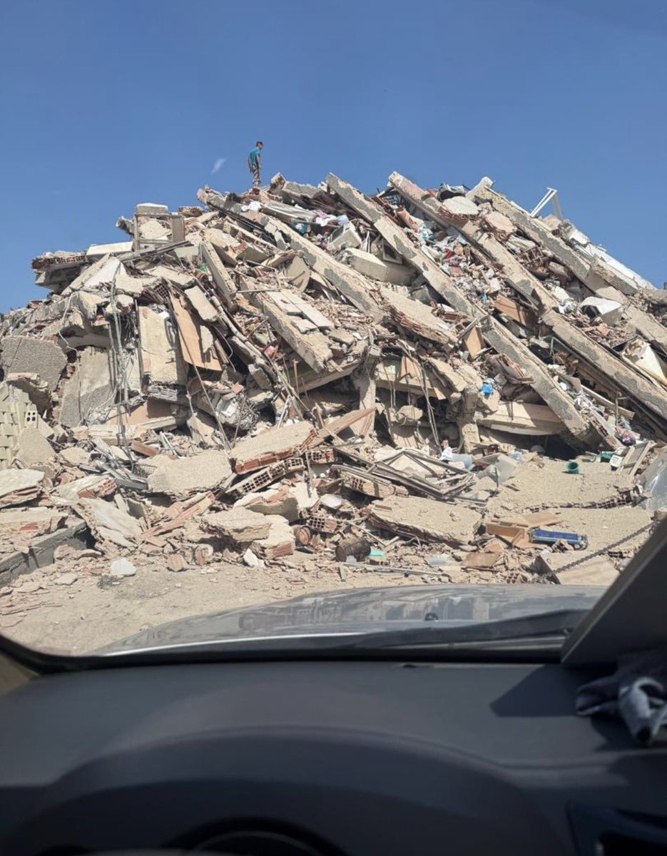 iraimavivast's tweet photo. Antier una amiga venezolana que vive aquí me contó su historia en la tragedia. Su suegra y su cuñada quedaron atrapadas en el piso 7 de su apartamento en Catia la Mar, su suegra murió, algo golpeó su cabeza, su cuñada, aunque se lanzó sobre su mamá, salió ilesa, apenas una fractura. Los familiares llegaron a La Guaira después de cuatro horas atrapados en la autopista, solos, nadie que ayudara, todos andaban en lo mismo, buscando ayuda, ellos trataban de subir y se resbalaban, en esa soledad de repente apareció un señor y dijo…yo se las saco, subió y las bajó a las dos y con la misma desapareció. No dudo que fue un ángel. En ese edificio solo se salvaron dos mujeres, la cuñada de mi amiga y su vecina de abajo. 
De ahí las sacaron.