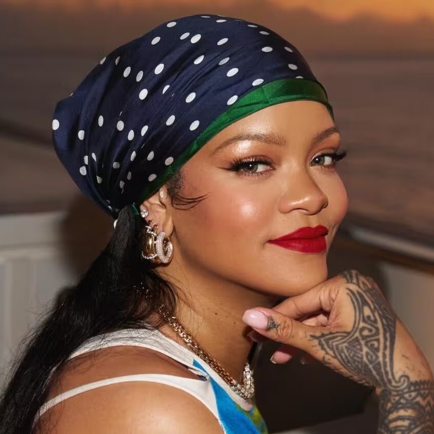 bchartsnet's tweet photo. ✍🏾 Compositores oferecem músicas épicas, mas Rihanna não estava à procura de nada: tabloides britânicos dizem que a revendedora de Barbados quer que as canções de seu elusivo nono álbum de estúdio soem como clássicos do Queen.

“O projeto mudou muito ao longo dos anos, tanto em termos de direção quanto de sonoridade, mas a nova diretriz é ‘Queen’. Os executivos foram informados de que ela tem se inspirado em Freddie Mercury e ouvido bastante os discos antigos da banda.”
