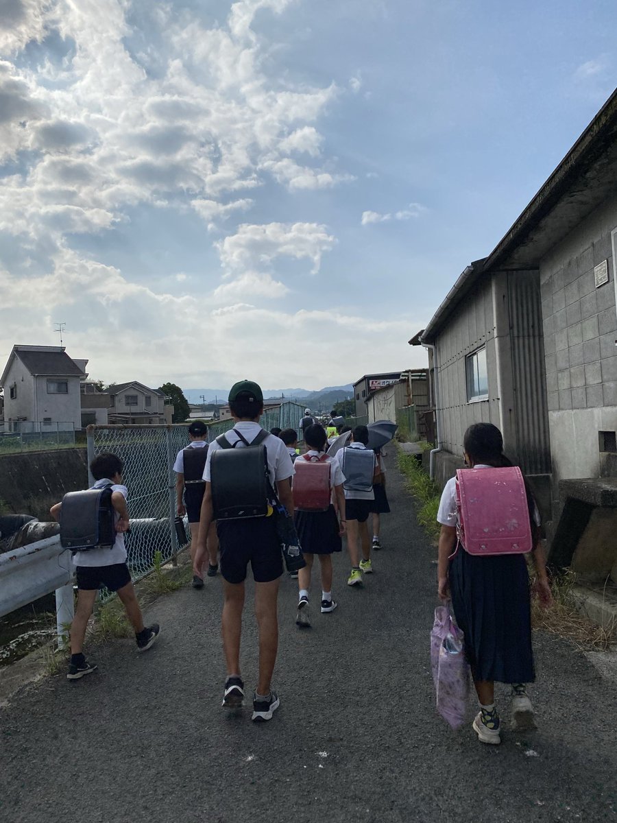 mitsu_takeda's tweet photo. ☀️おはようございます。
　💦蒸し暑い朝です。大正小橋・向田橋付近での🚩見守り活動を無事終えました。
　本日も日中は、💦暑くなりそうです。🥵熱中症にはくれぐれもお気をつけ下さい。
　今日も一日、よろしくお願いします。😄 https://t.co/H76QU0SUc2