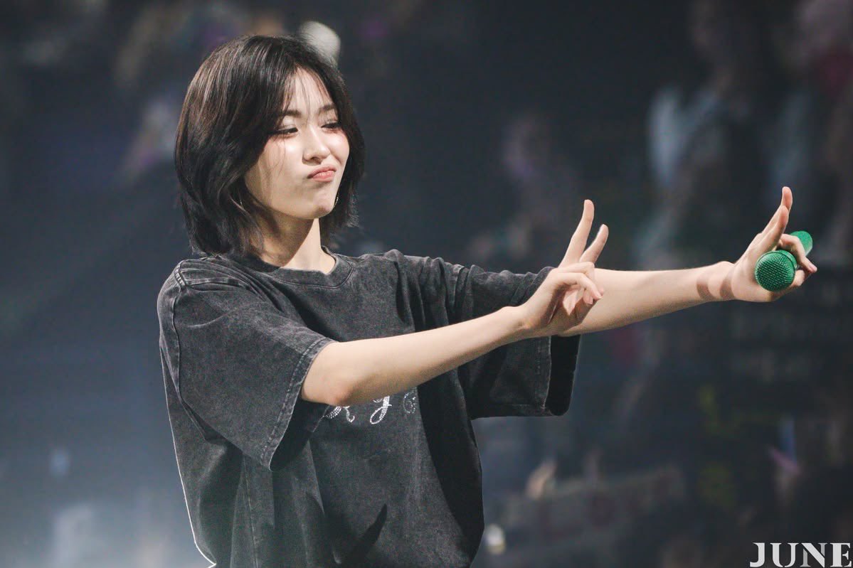 itzyshots's tweet photo. how can someone be so cute yet cool at the same time?? https://t.co/CbY8eEtEa9