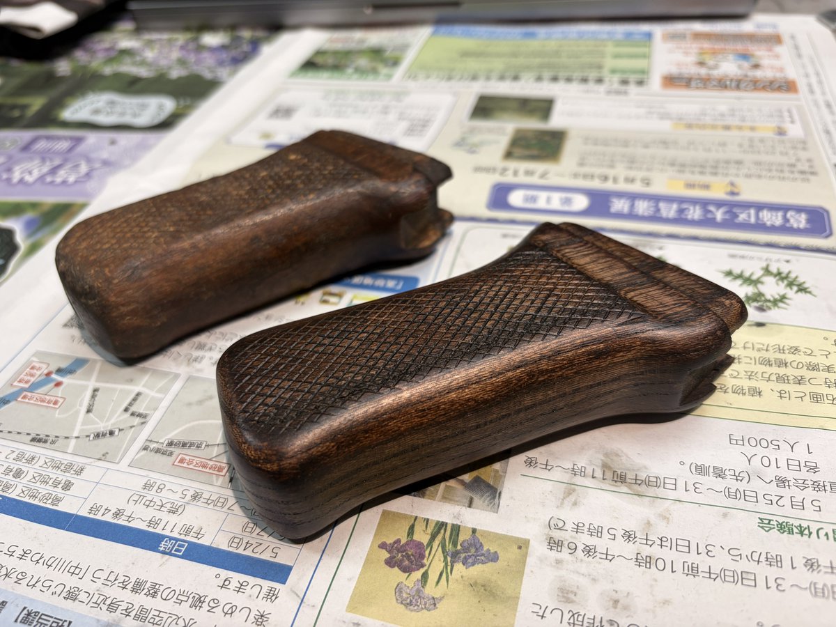 yousunics's tweet photo. ヨウスニクスプロトパーツ
五六式自動歩槍リアルタイプウッドグリップ（Phase.1）
手前 プロト（色が濃いもの）
奥 実物前期網目タイプ
実物のサイズ、形状を目標に無垢材からの削り出しをaohata Design様にて試作
かなりの完成度で前期型のバヨネットなし五六式にぴったりのグリップとなります https://t.co/ToZ6QxIlkQ