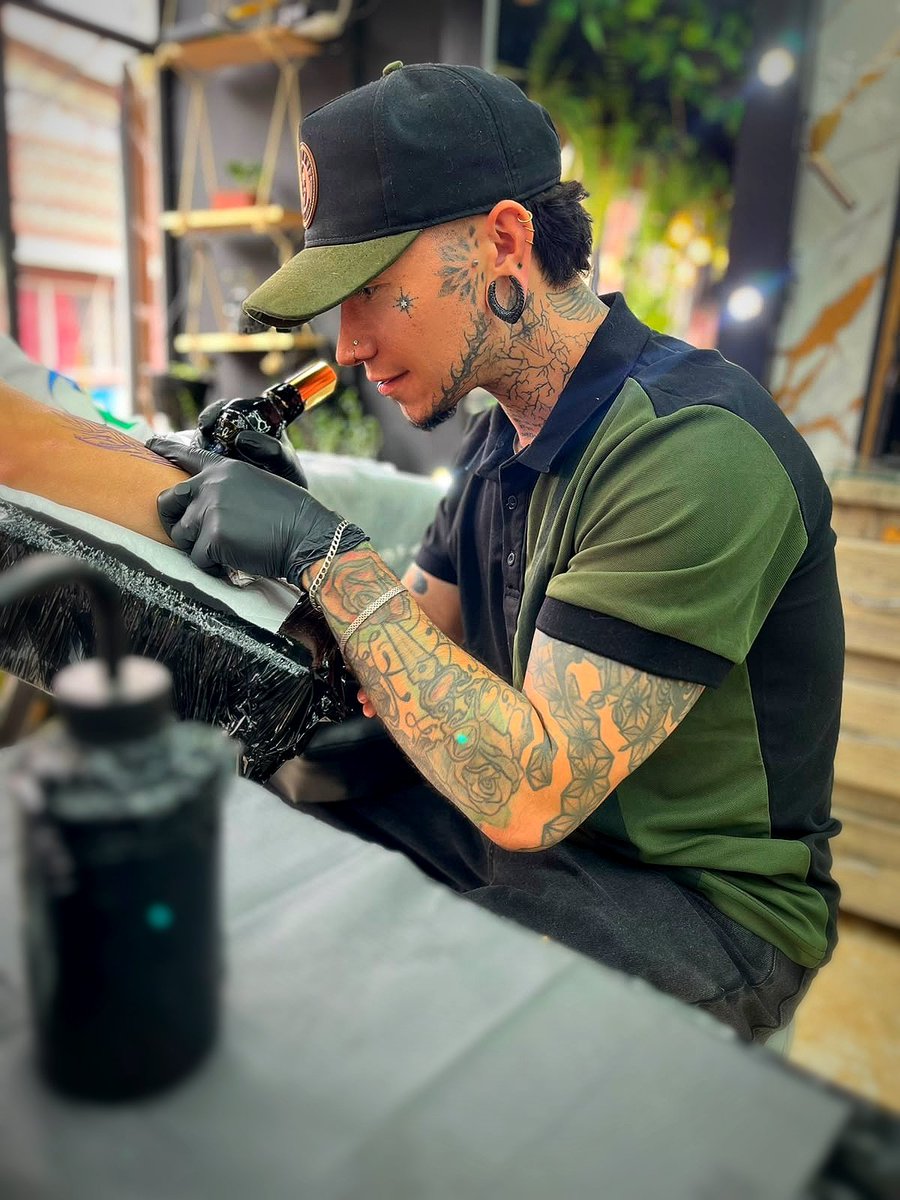 alxfrq's tweet photo. El tatuador / El tatuaje https://t.co/ZPFRxb17x9