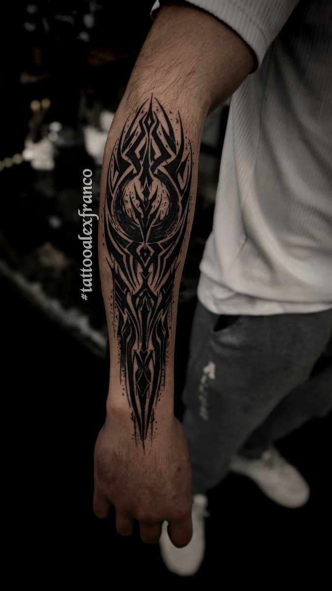 alxfrq's tweet photo. El tatuador / El tatuaje https://t.co/ZPFRxb17x9
