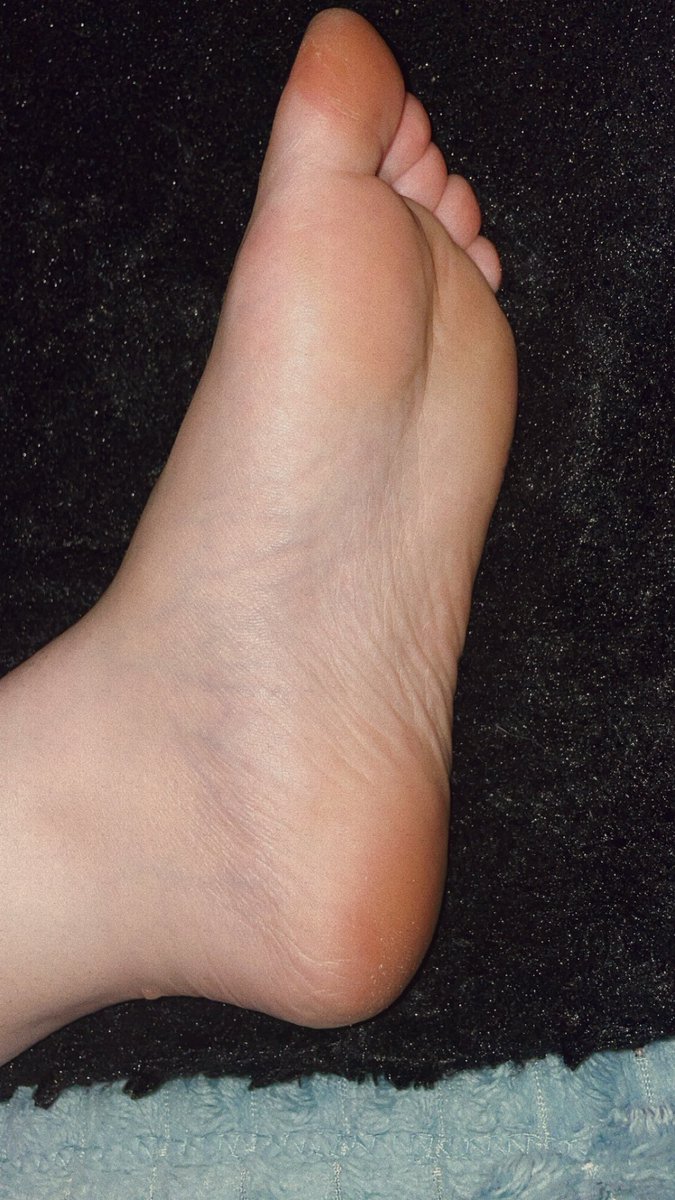 DeesseManonM's tweet photo. tu peux vraiment pas résister à ça si t’aime les pieds 🤷🏻‍♀️ 

#soumis #moneyslave https://t.co/J3WfnKjU4g