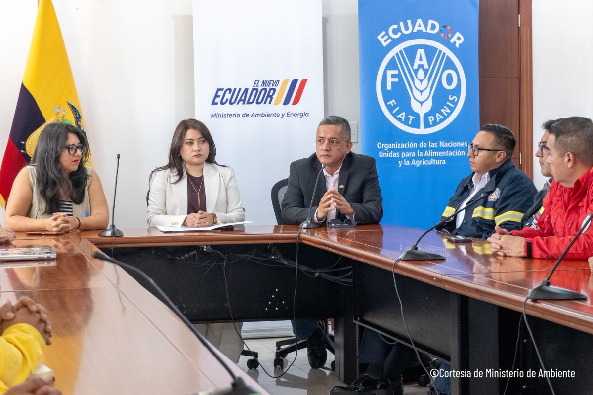 FAOEcuador's tweet photo. 🔥 Bajo el liderazgo de @EcuadorMAE, junto con @FAOEcuador y @GIZEcuador, se inauguró el Curso Internacional de Análisis del Comportamiento del Fuego, que fortalece las capacidades de BREMIF y Cuerpos de Bomberos ante incendios forestales. https://t.co/udMj33THDV