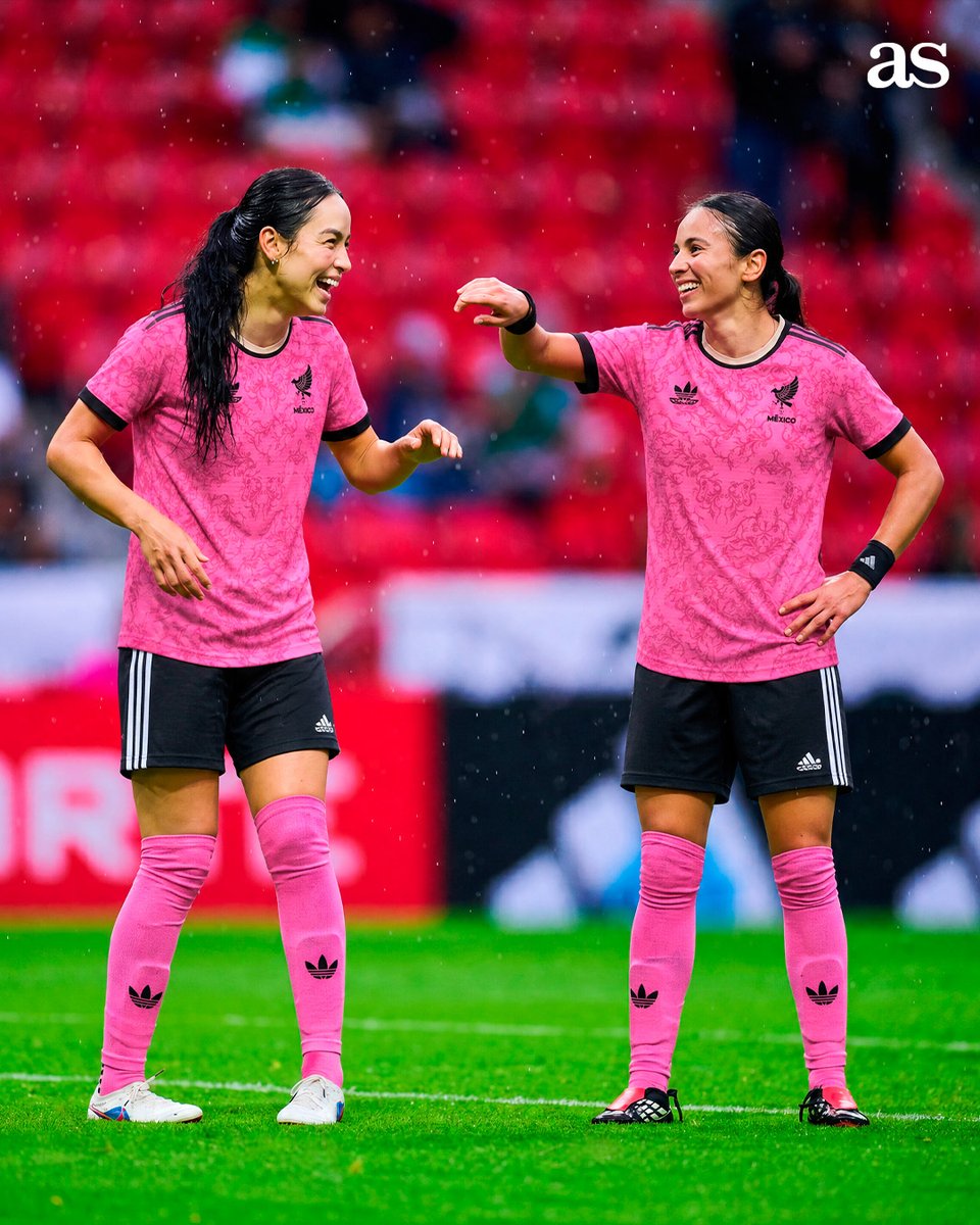 ASMexico's tweet photo. 🚨¿Y si esta belleza es próximamente anunciada como el jersey oficial de @Miseleccionfem para el Mundial 2027? 😍

Footy Headlines habría filtrado esta bestialidad que, en conjunto con las calcetas es un +100000 🗣️ https://t.co/6p35DIcJrx