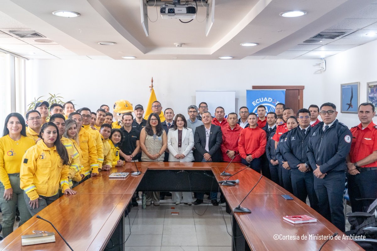 FAOEcuador's tweet photo. 🔥 Bajo el liderazgo de @EcuadorMAE, junto con @FAOEcuador y @GIZEcuador, se inauguró el Curso Internacional de Análisis del Comportamiento del Fuego, que fortalece las capacidades de BREMIF y Cuerpos de Bomberos ante incendios forestales. https://t.co/udMj33THDV