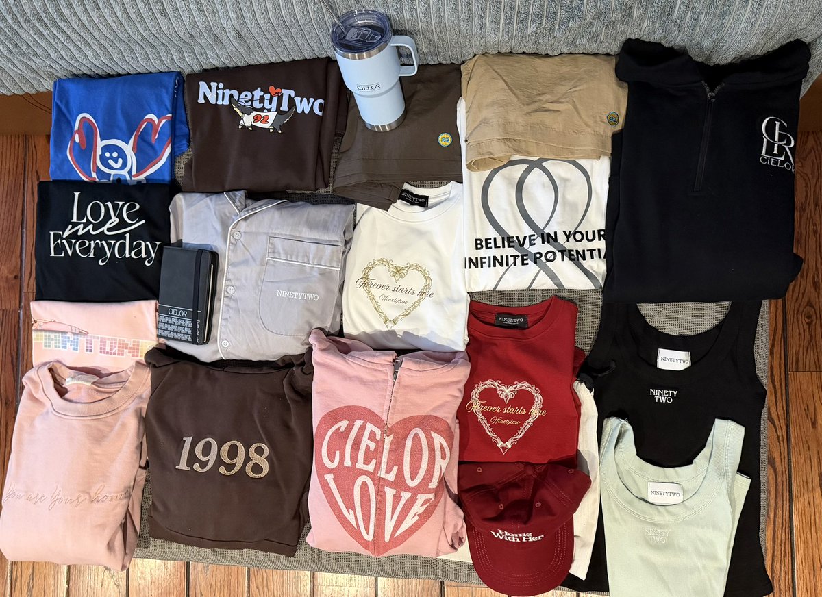 volandoami's tweet photo. Lista para las vacaciones! ¿Será que me reconozcan como fan de #FreenBecky? 

Amo que nuestras Chicas también tengan su propia marca 🫶🧚🌷🔝

#cielorstore 
#ninetytwo_th https://t.co/d8BYcQfb5b